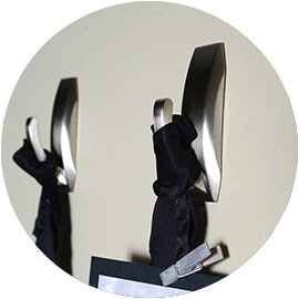 Ganci metallici in nickel spazzolato riflettenti moderni Command™ M
