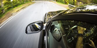 auto che percorre una strada
