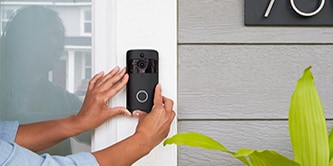 Persona che utilizza il nastro biadesivo di fissaggio Scotch® FIX™
