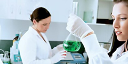 addette di laboratorio testano un campione verde
