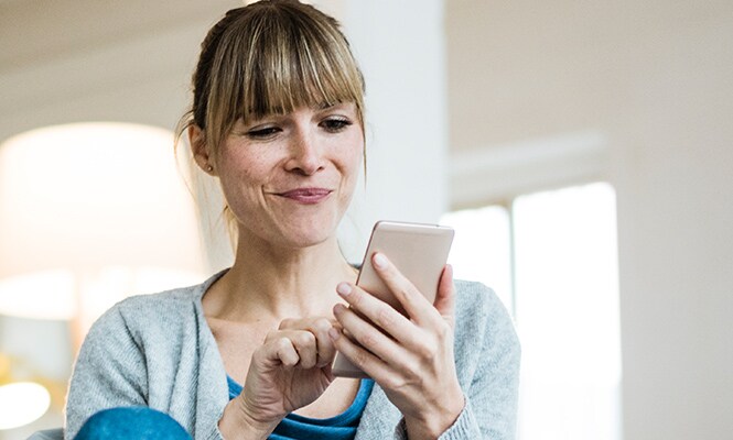 Persona che usa un telefono cellulare
