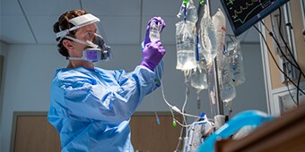 Un operatore sanitario mentre utilizza un sistema per la protezione respiratoria
