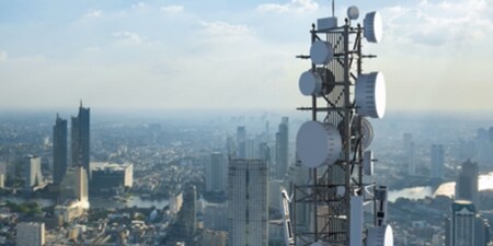 torre dell'antenna che si staglia sullo sfondo azzurro del cielo
