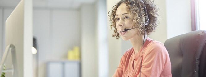 Persona al telefono
