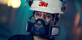 Lavoratore che indossa un respiratore riutilizzabile
