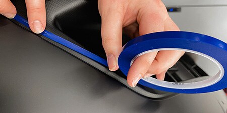 Dimostrazione della flessibilità del nastro Fine Line di 3M
