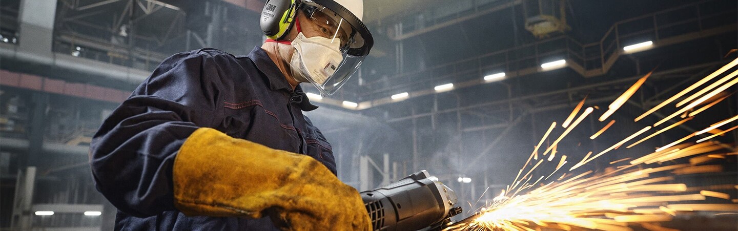 Lavoratore metalmeccanico che utilizza abrasivi 3M per la molatura

