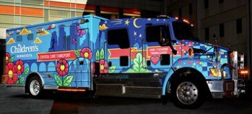 Un veicolo retroriflettente rivestito con la pellicola da stampa 3M Scotchlite Print Wrap
