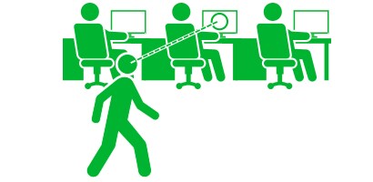 Immagine di una persona che guarda gli schermi in un ambiente di lavoro open-space
