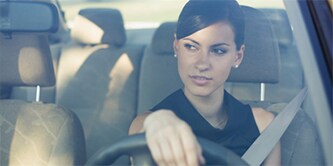 Donna che guida auto
