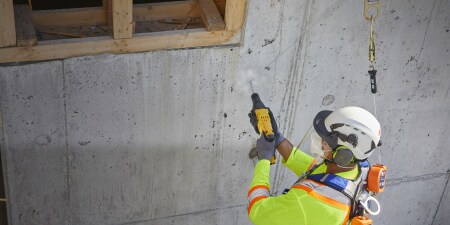 Operaio edile che utilizza DPI
