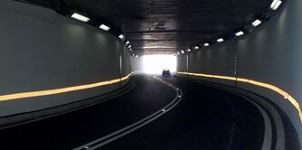Delineatori 3M in una galleria urbana
