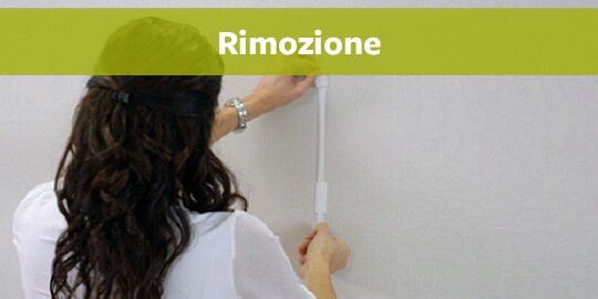 La donna sta rimuovendo la striscia di comando
