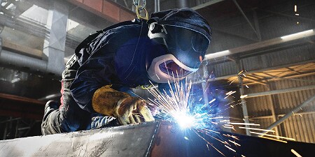 Saldatore al lavoro con un elmetto Speedglas 
