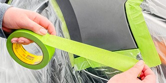 Applicazione del nastro 233+ sul faro anteriore dell'auto
