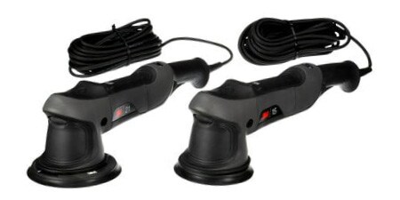 Primo piano degli utensili elettrici usati nei processi di riparazione della carrozzeria
