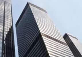 Un video mostra gli esterni di alti edifici rivestiti con le pellicole per vetri di 3M