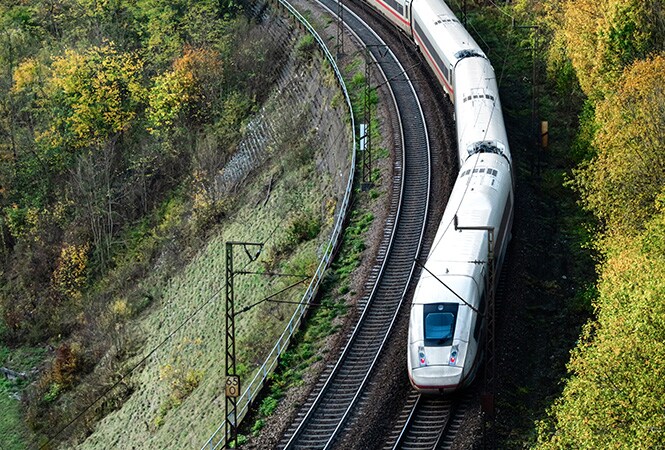 Veduta aerea di una tratta congestionata che mostra l’elevata esposizione al calore che la Pellicola 3M Cooling Film aiuta a ridurre per le operazioni ferroviarie.
