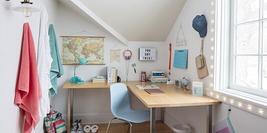 Area studio con oggetti tenuti dai ganci e dalle strisce Command

