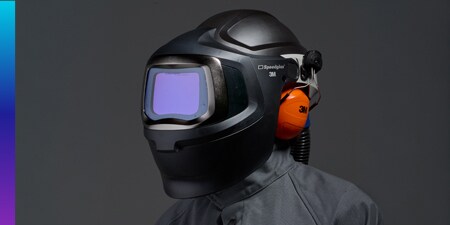 Operaio: elmetto per saldatura 3M Speedglas 9100mp e respiratore elettroventilato 3M Adflo
