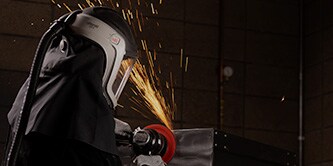 Immagine: lavoratore con masch. usa disco condiz. sup. Scotch-Brite™ Precision op. pes.
