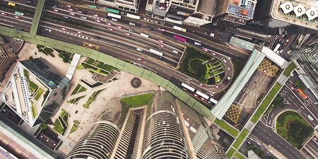 Fotografia aerea di una città frenetica
