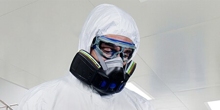 Uomo che indossa una maschera per la verniciatura a spruzzo
