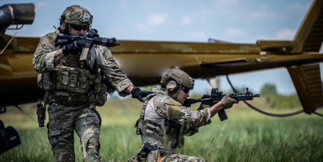 Protezione e comunicazione 3M™ PELTOR™: Cuffie tattiche militari 3M PELTOR ComTac (scena militare)
