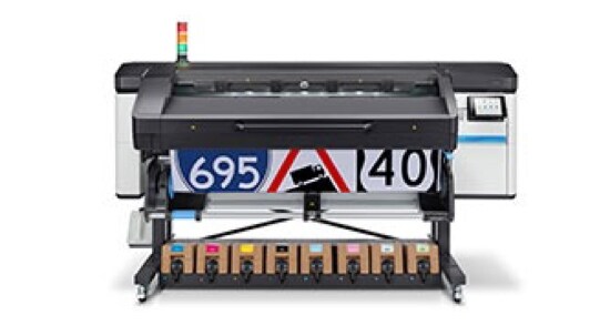Una grande stampante digitale per segnaletica HP Latex 830, che stampa segnali stradali.