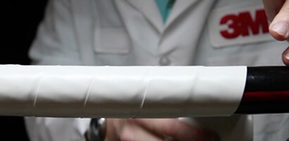 Il nastro bianco 3M protegge i cavi elettrici contro gli archi elettrici.
