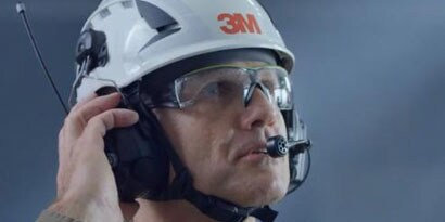 vista laterale del lavoratore con occhiali 3M, elmetto e comunicazioni
