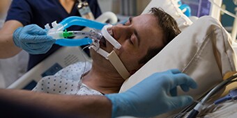 paziente in terapia intensiva curato da personale medico
