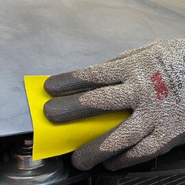 Preparazione di margini e bordi con i fogli abrasivi flessibili 3M™ Hookit™