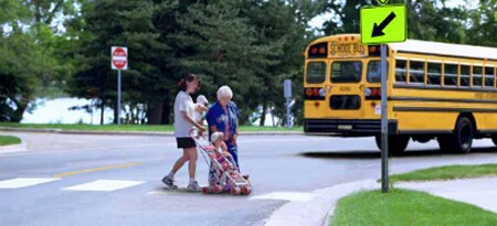 Famiglia che attraversa una strada
