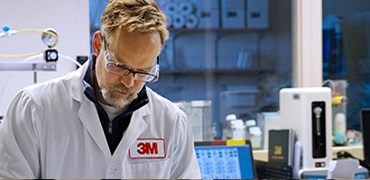 Uno scienziato 3M lavora alle soluzioni di purificazione biofarmaceutica nel suo laboratorio.
