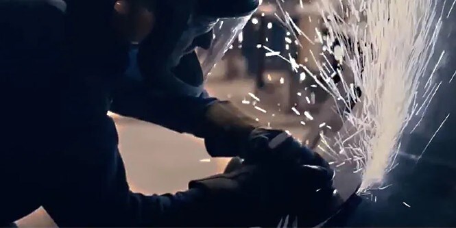 metalmeccanico che utilizza prodotti abrasivi per la saldatura e la lavorazione dei metalli
