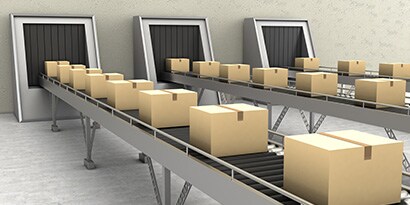 Immagine di tre nastri trasportatori ricoperti di cartoni sigillati
