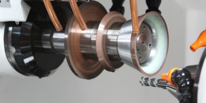 Molatura di utensili con ruota a tazza superabrasiva 
