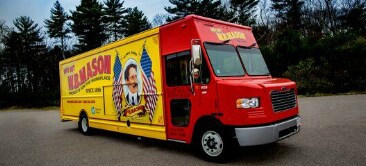 Pellicola da stampa 3M Print Wrap su un camion giallo e rosso
