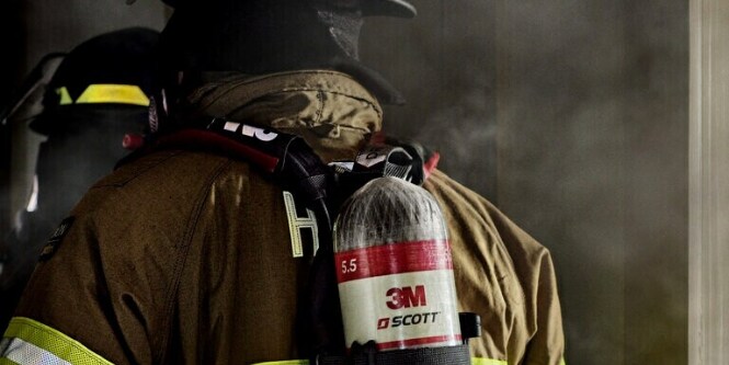 3M™ Scott™ Fire & Safety: Vigile del fuoco con un SCBA 3M Scott Air-Pak X3 Pro
