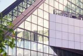 Le zone eccessivamente calde possono rendere invivibile l'ambiente di lavoro. Le pellicole per vetri a controllo solare di 3M™ consentono il passaggio della luce ma respingono il calore del sole.