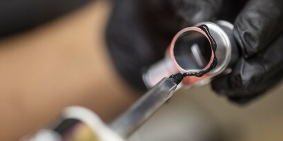 Scopri la chimica di adesivi liquidi [articolo]

