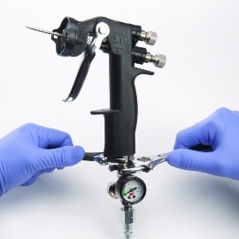 Collegare il regolatore d'aria alla pistola Accuspray.