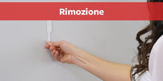 La donna sta rimuovendo il gancio dal muro
