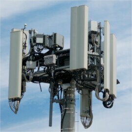 Parte superiore di una torre dell'antenna contro un cielo blu				