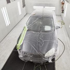 auto in una cabina di verniciatura durante il processo di essiccazione forzata