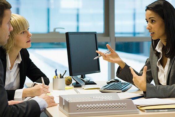 Prodotti per la privacy in azione - Persone che discutono accanto a una scrivania
