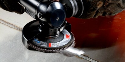 Molatura di una saldatura con un disco lamellato
