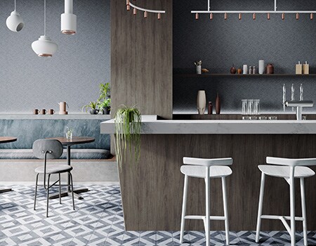 Bar dall'aspetto balneare con laminati adesivi 3M nei toni del blu, in pietra e legno.
