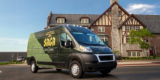Veicolo nero e verde con pellicola da stampa Envision Print Wrap sv480mc
